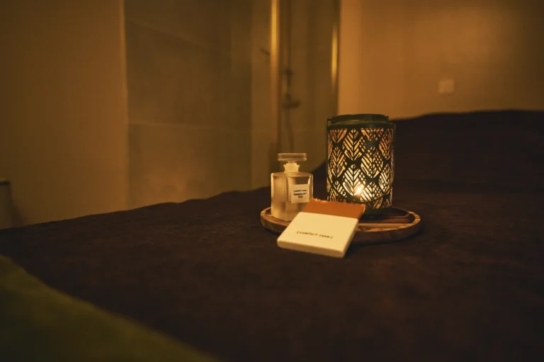 produits de beauté sur un lit d'un institut à la seyne sur mer